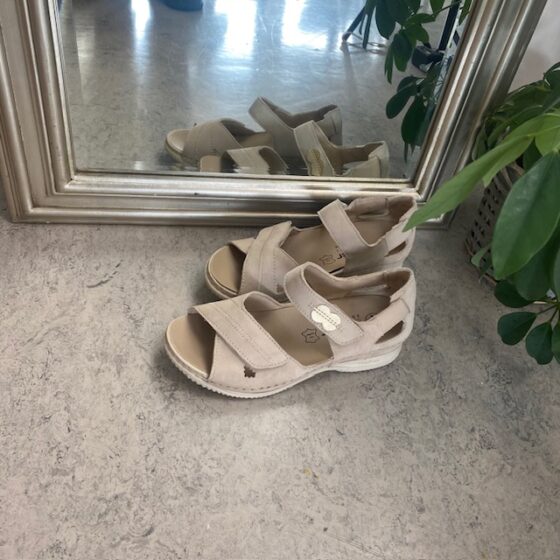 Beige skinnsandal fra Rieker med ekstra bredde