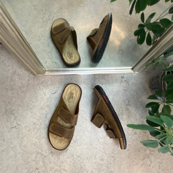 Brun slip-on herresandal i skinn