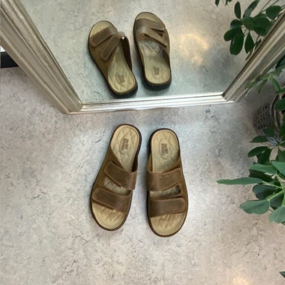 Brun slip-on herresandal i skinn