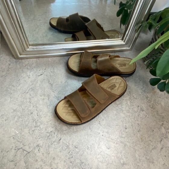 Brun slip-on herresandal i skinn