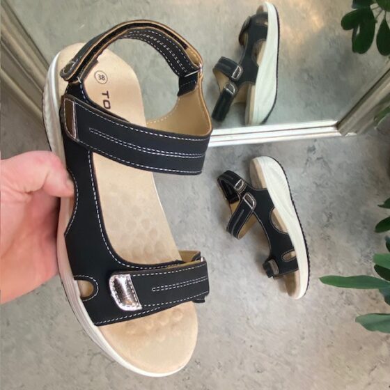 Svart sandal med hvit såle