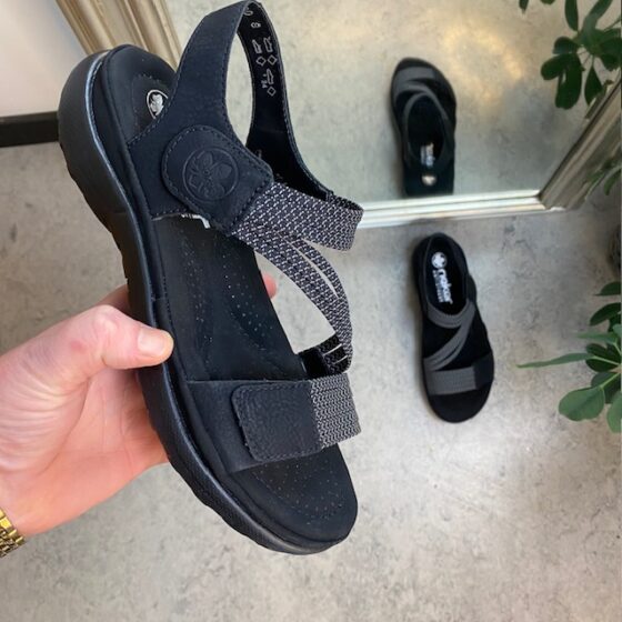 Svart sandal fra Rieker med elastiske stropper