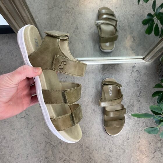 Olivengrønn skinnsandal fra Green Comfort