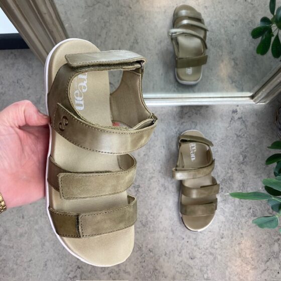 Olivengrønn skinnsandal fra Green Comfort