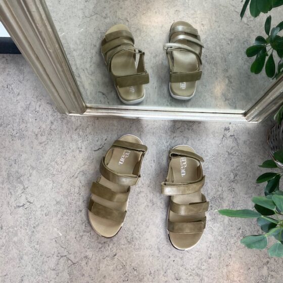 Olivengrønn skinnsandal fra Green Comfort