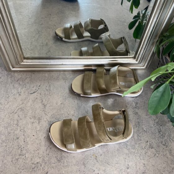 Olivengrønn skinnsandal fra Green Comfort