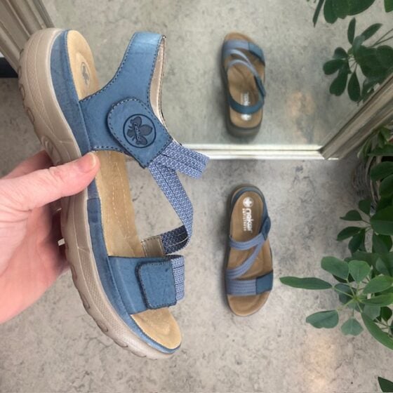 Blå sandal fra Rieker med elastiske remmer