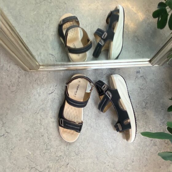 Svart sandal med hvit såle