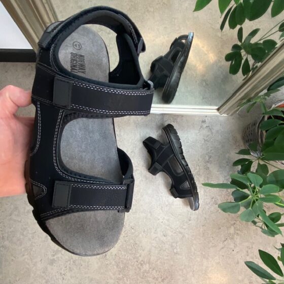 Svart herresandal med myke stropper og såle