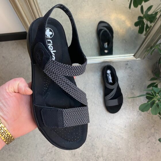 Svart sandal fra Rieker med elastiske stropper