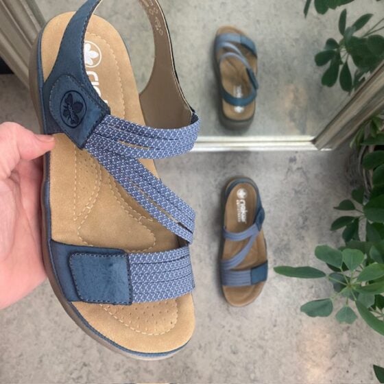 Blå sandal fra Rieker med elastiske remmer