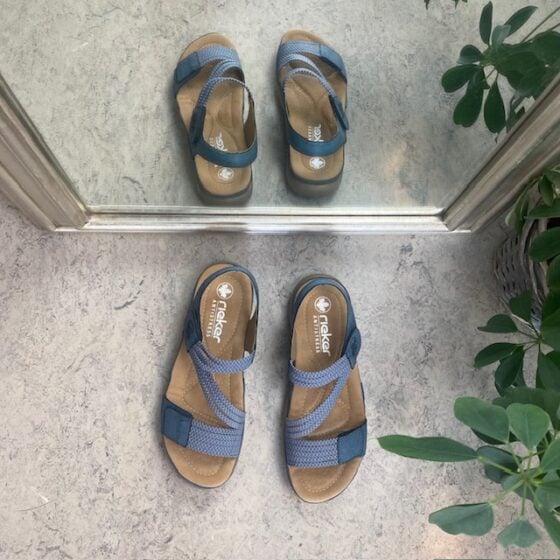 Blå sandal fra Rieker med elastiske remmer