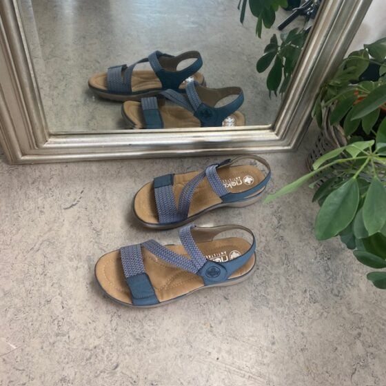 Blå sandal fra Rieker med elastiske remmer