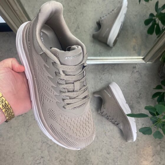 Lysebrun ComfortFit sneakers fra Endurance