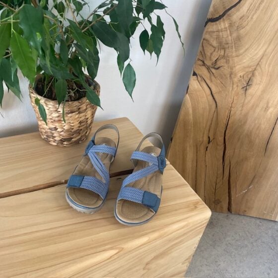 Blå sandal fra Rieker med elastiske remmer