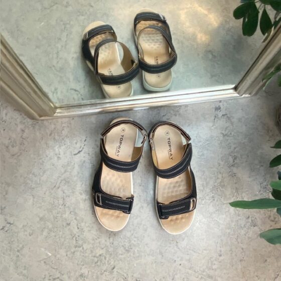 Svart sandal med hvit såle
