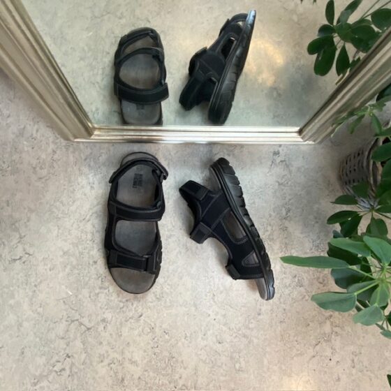 Svart herresandal med myke stropper og såle