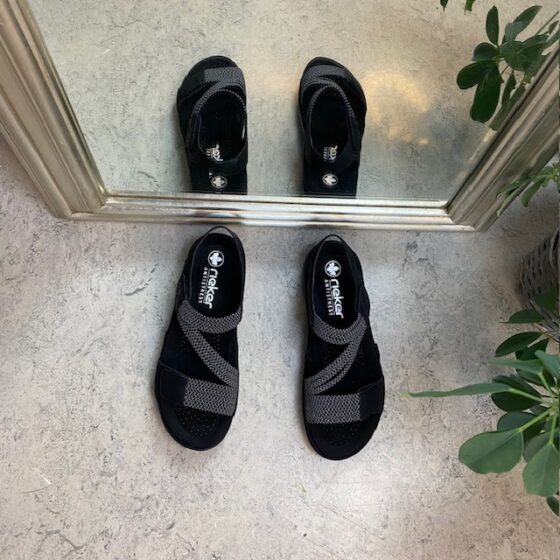 Svart sandal fra Rieker med elastiske stropper