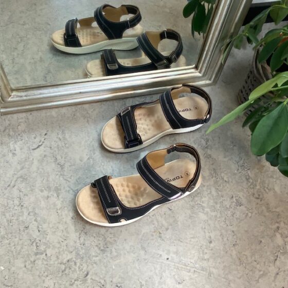 Svart sandal med hvit såle