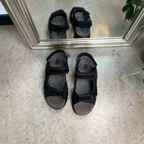 Svart herresandal med myke stropper og såle