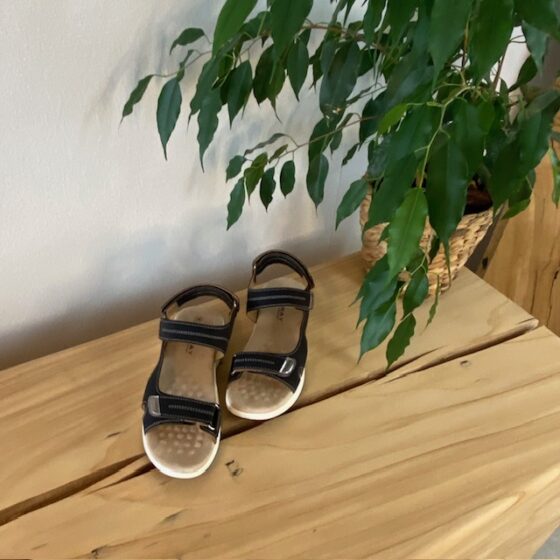 Svart sandal med hvit såle