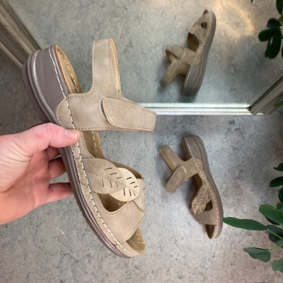 Vakker sandal i brun