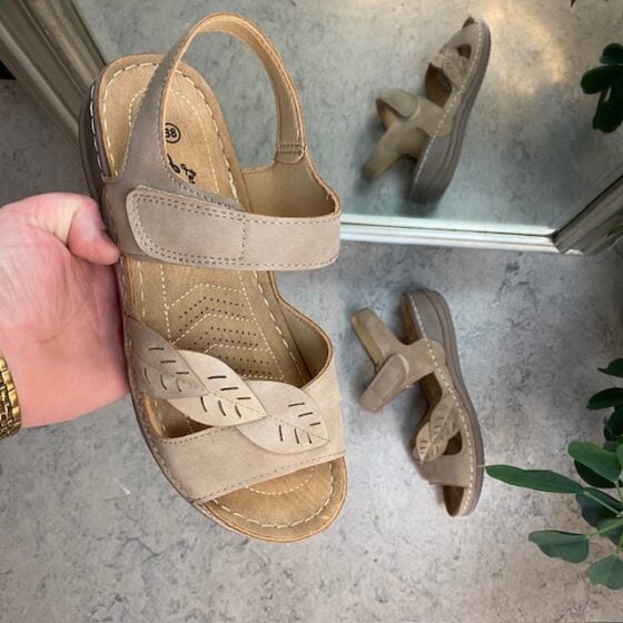 Vakker sandal i brun