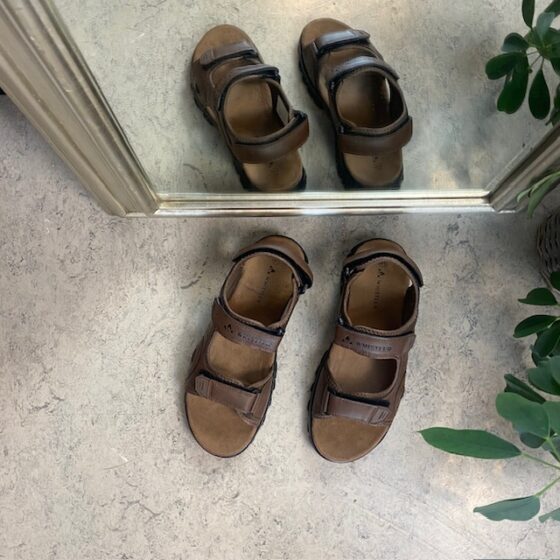 Brun herresandal med tre borrelåsremmer og en god bredde