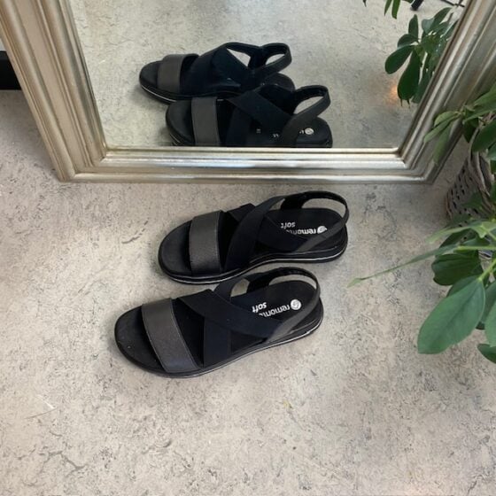 Sort sandal fra Remonte med elastiske remmer og uttakbar såle