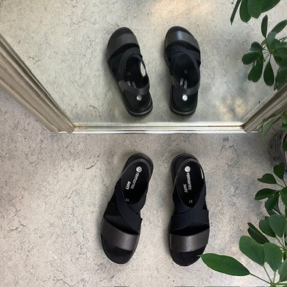 Sort sandal fra Remonte med elastiske remmer og uttakbar såle
