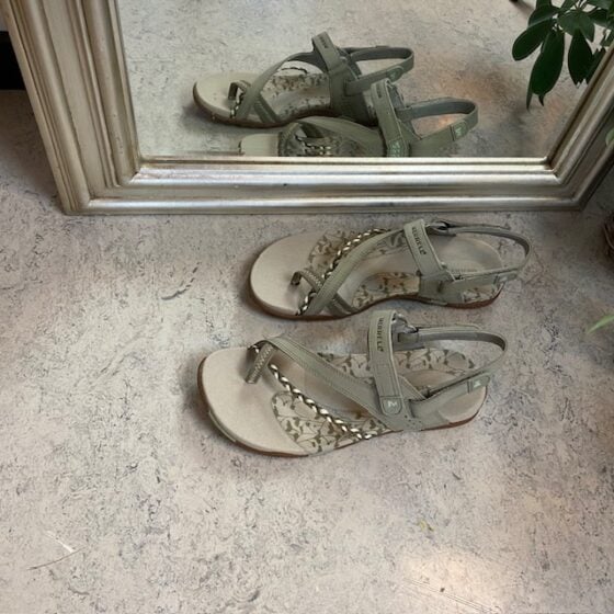 Grønn Merrell Siena sandal med tåsplit og fine detaljer