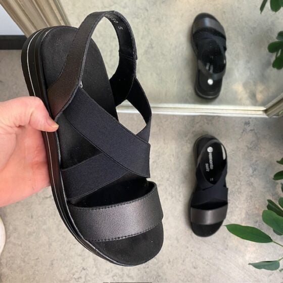 Sort sandal fra Remonte med elastiske remmer og uttakbar såle