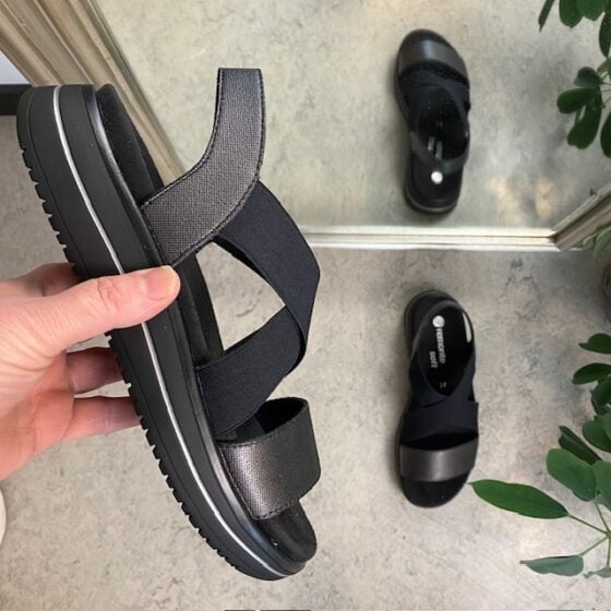 Sort sandal fra Remonte med elastiske remmer og uttakbar såle
