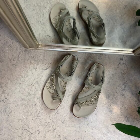 Grønn Merrell Siena sandal med tåsplit og fine detaljer