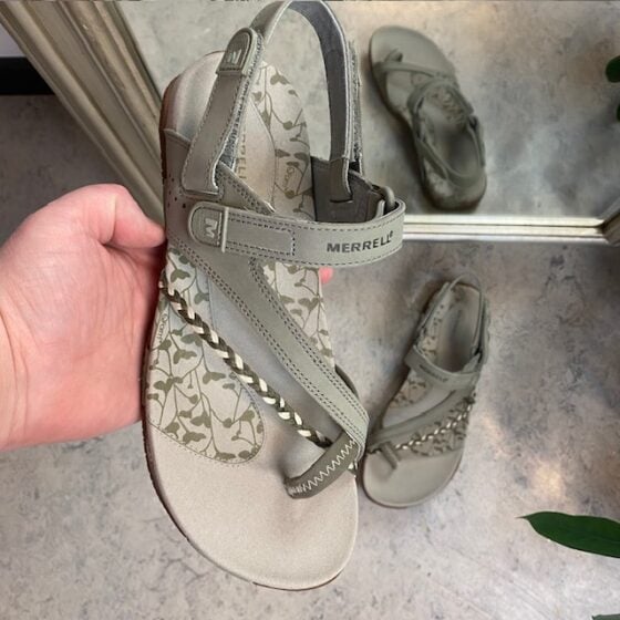 Grønn Merrell Siena sandal med tåsplit og fine detaljer