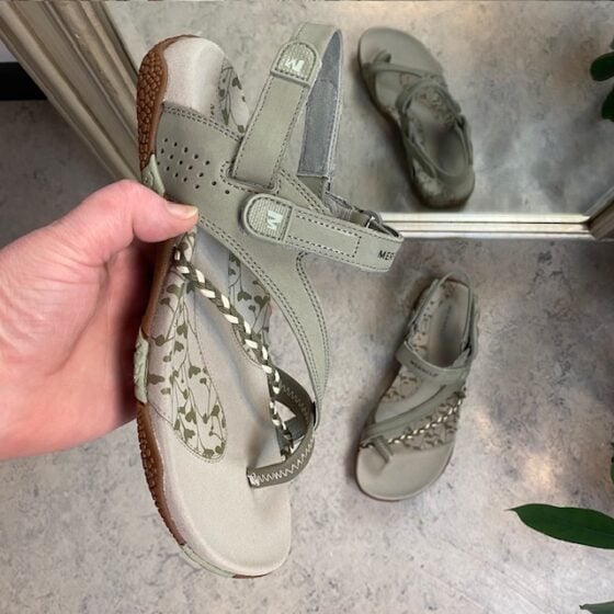 Grønn Merrell Siena sandal med tåsplit og fine detaljer