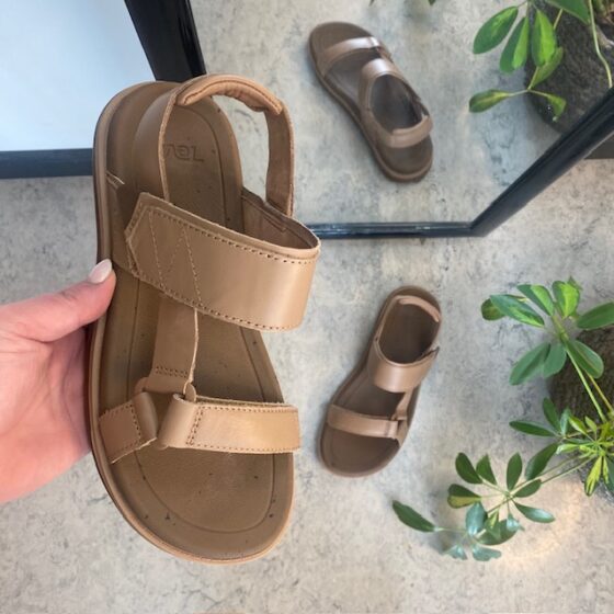 Brun lærsandal fra Teva med god støtdemping