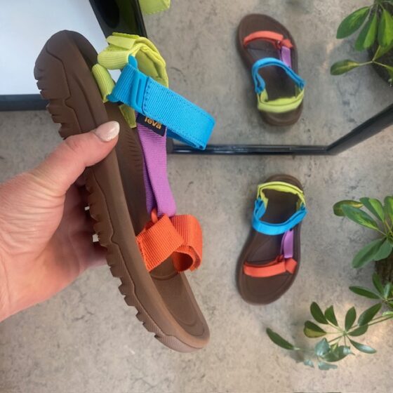 Flerfarget vandresandal fra Teva med tre regulerbare remmer