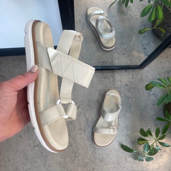 Beige lærsandal fra Teva med god støtabsorbering