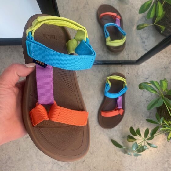 Flerfarget vandresandal fra Teva med tre regulerbare remmer