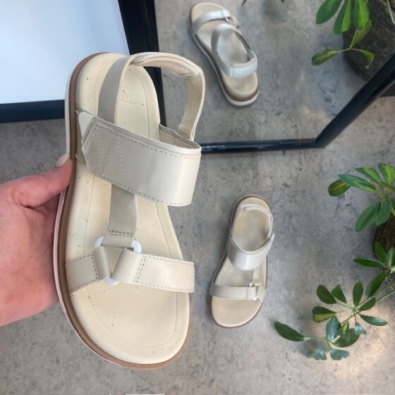 Beige lærsandal fra Teva med god støtabsorbering
