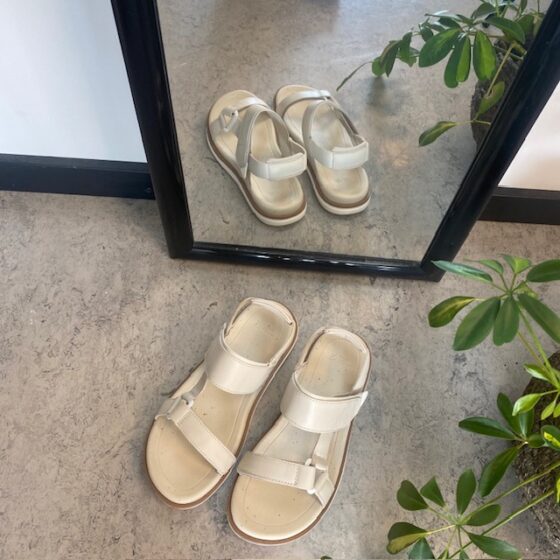 Beige lærsandal fra Teva med god støtabsorbering