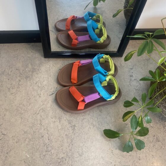Flerfarget vandresandal fra Teva med tre regulerbare remmer