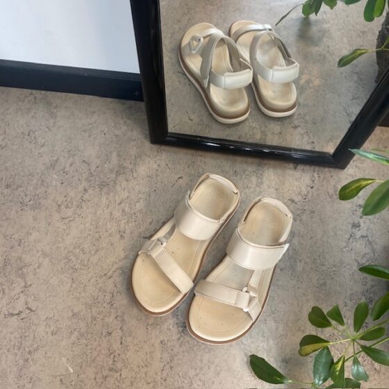 Beige lærsandal fra Teva med god støtabsorbering