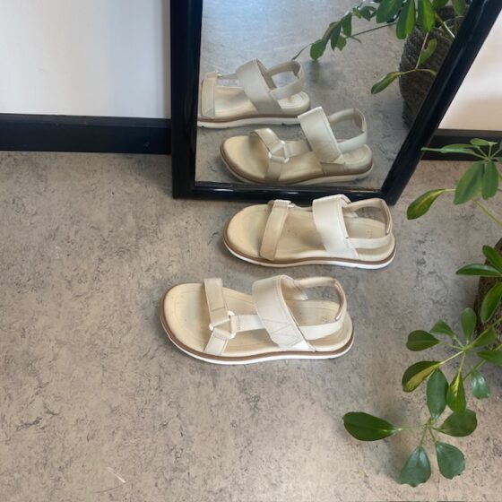 Beige lærsandal fra Teva med god støtabsorbering