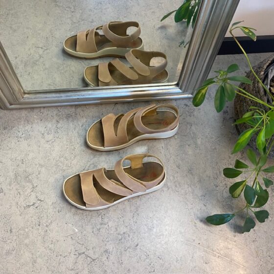 Elegant beige skinnsandal med justerbare remmer