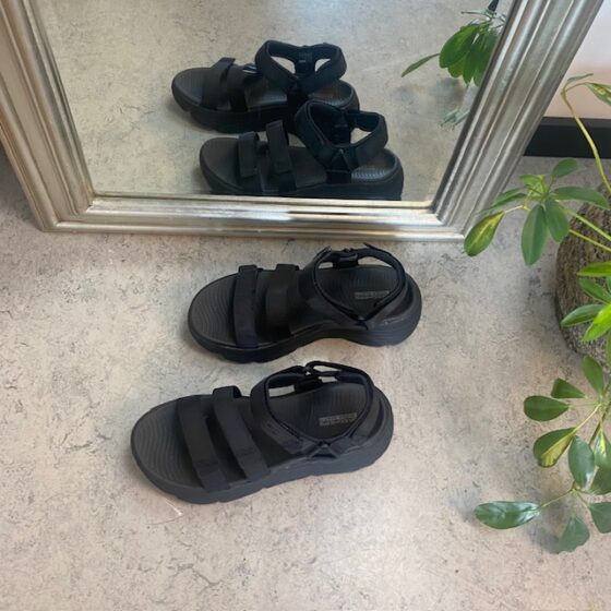 Svart sandal med støtabsorbering og god bredde fra Skechers