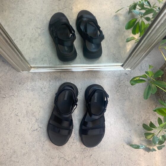Svart sandal med støtabsorbering og god bredde fra Skechers