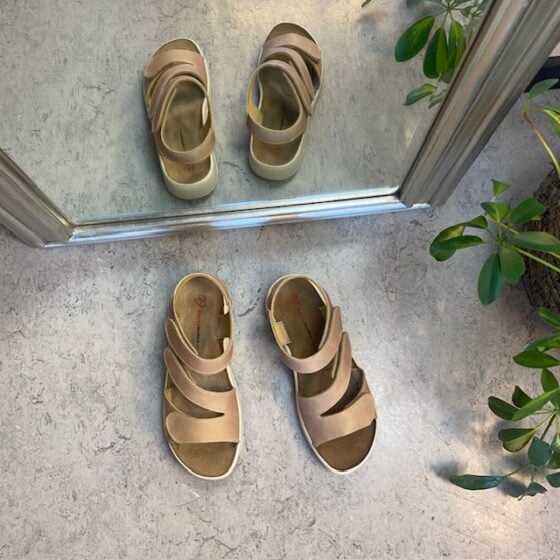 Elegant beige skinnsandal med justerbare remmer