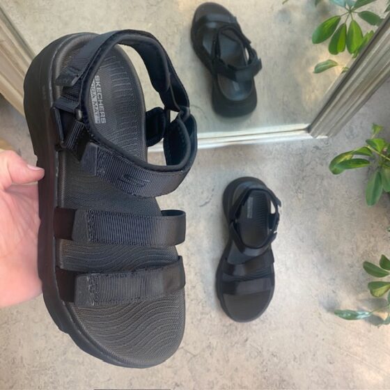 Svart sandal med støtabsorbering og god bredde fra Skechers